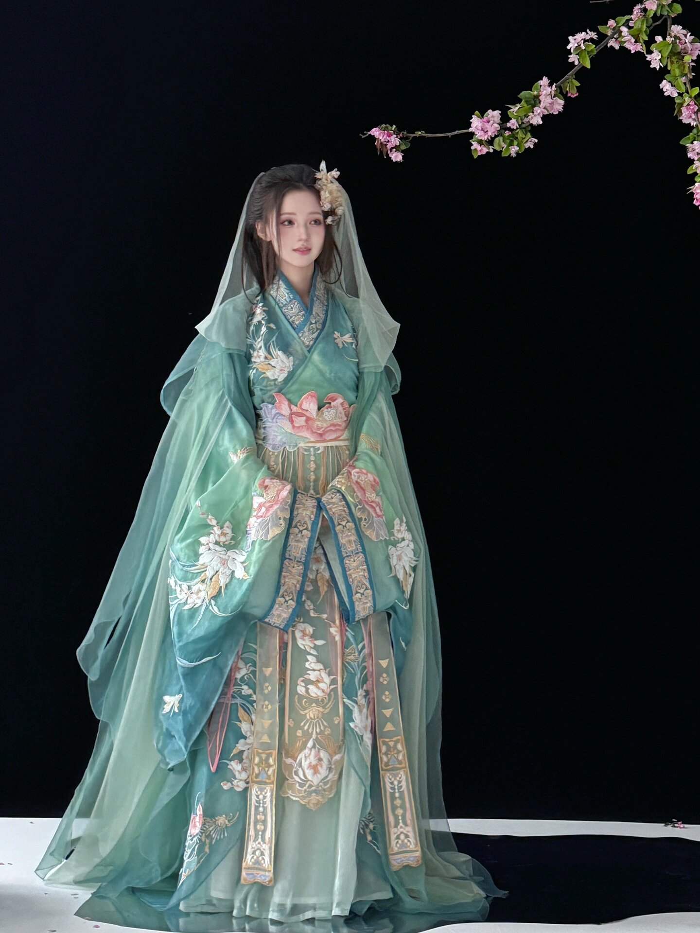 Hanfu Xiaosong Style:An Insight into Traditional Chinese Fashion Hanfu Xiaosong Style:An Insight into Traditional Chinese Fashion