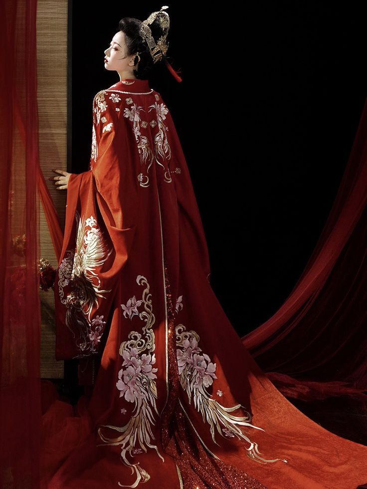 The Allure of the Cold-Beauty in a Cheongsam with Long Sleeves The Allure of the Cold-Beauty in a Cheongsam with Long Sleeves