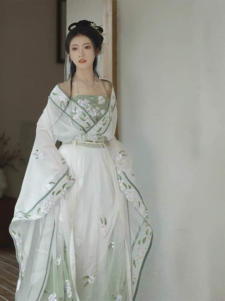 White Hanfu with Hairband:A Glimpse into Traditional Chinese Elegance White Hanfu with Hairband:A Glimpse into Traditional Chinese Elegance