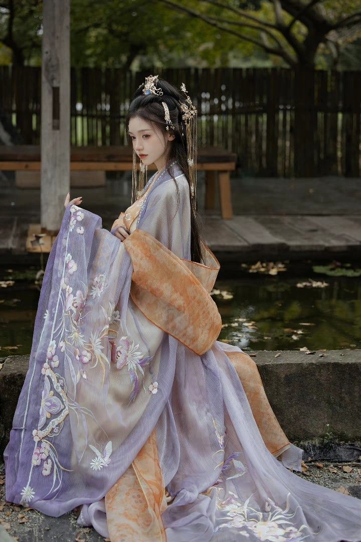 The Charm of Miniature Figures in Tight-fitting Cheongsam:A Cultural Icons Reinterpretation The Charm of Miniature Figures in Tight-fitting Cheongsam:A Cultural Icons Reinterpretation