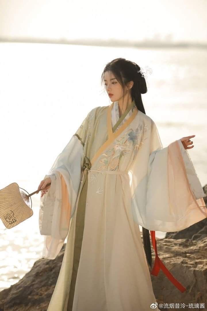 The Elegance of a Horseface Skirt and Satin Blouse:A Closer Look at Traditional Chinese Fashion The Elegance of a Horseface Skirt and Satin Blouse:A Closer Look at Traditional Chinese Fashion