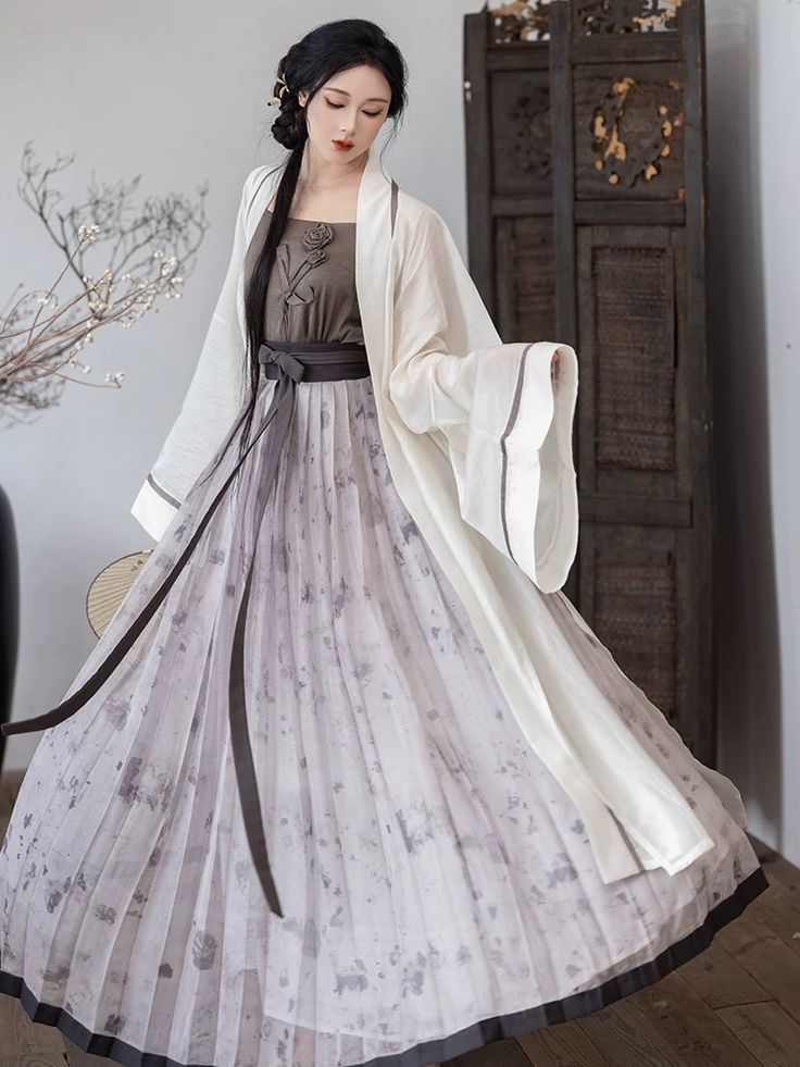 Ethereal Beauty:The Fusion of Traditional Hanfu and Foreign Influences in Womens Fashion Ethereal Beauty:The Fusion of Traditional Hanfu and Foreign Influences in Womens Fashion