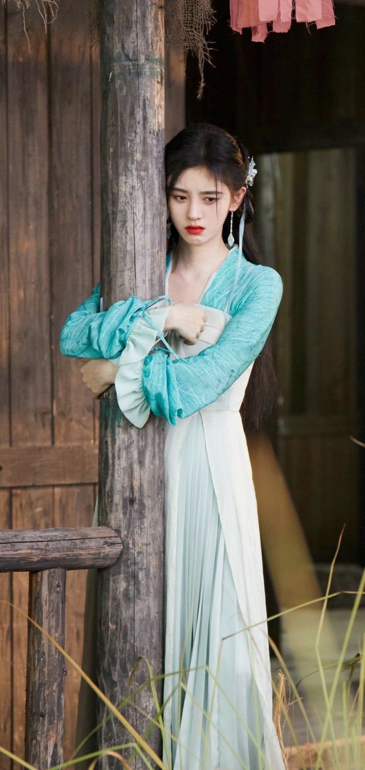 Red Cheongsam Girls:A Glimpse into the Splendid Tradition Red Cheongsam Girls:A Glimpse into the Splendid Tradition