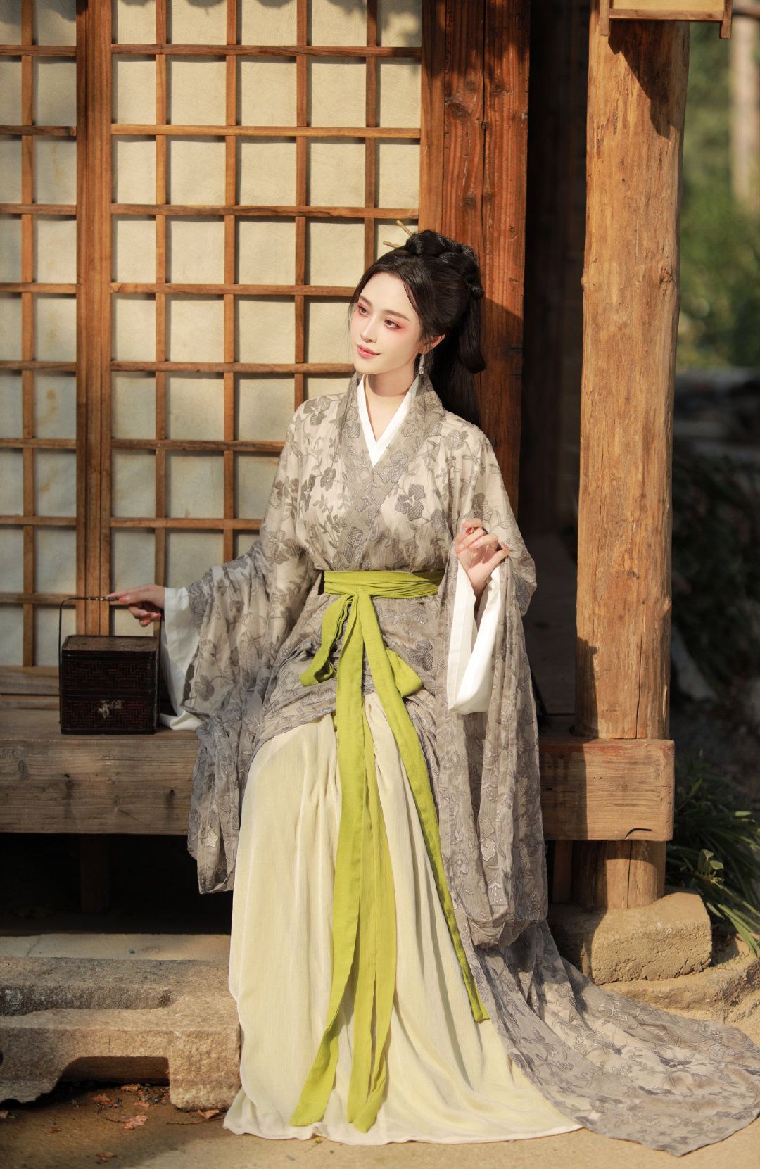 The Splendor of Cheongsam:The White-Red Fusion The Splendor of Cheongsam:The White-Red Fusion
