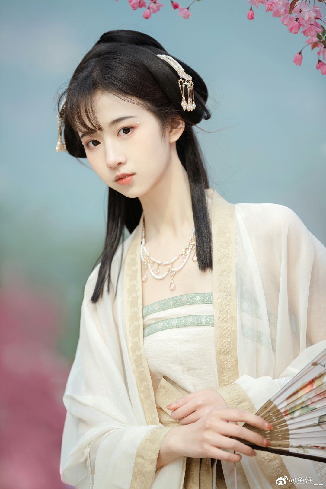 The Splendor of Tianjin-Style Cheongsam:A Cultural Journey The Splendor of Tianjin-Style Cheongsam:A Cultural Journey