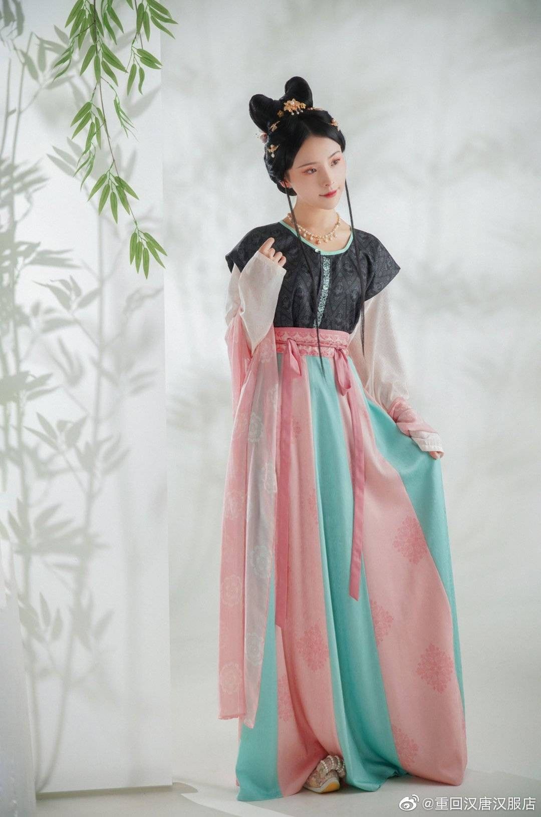 The Enchantment of a Red and Black Hanfu Lady The Enchantment of a Red and Black Hanfu Lady