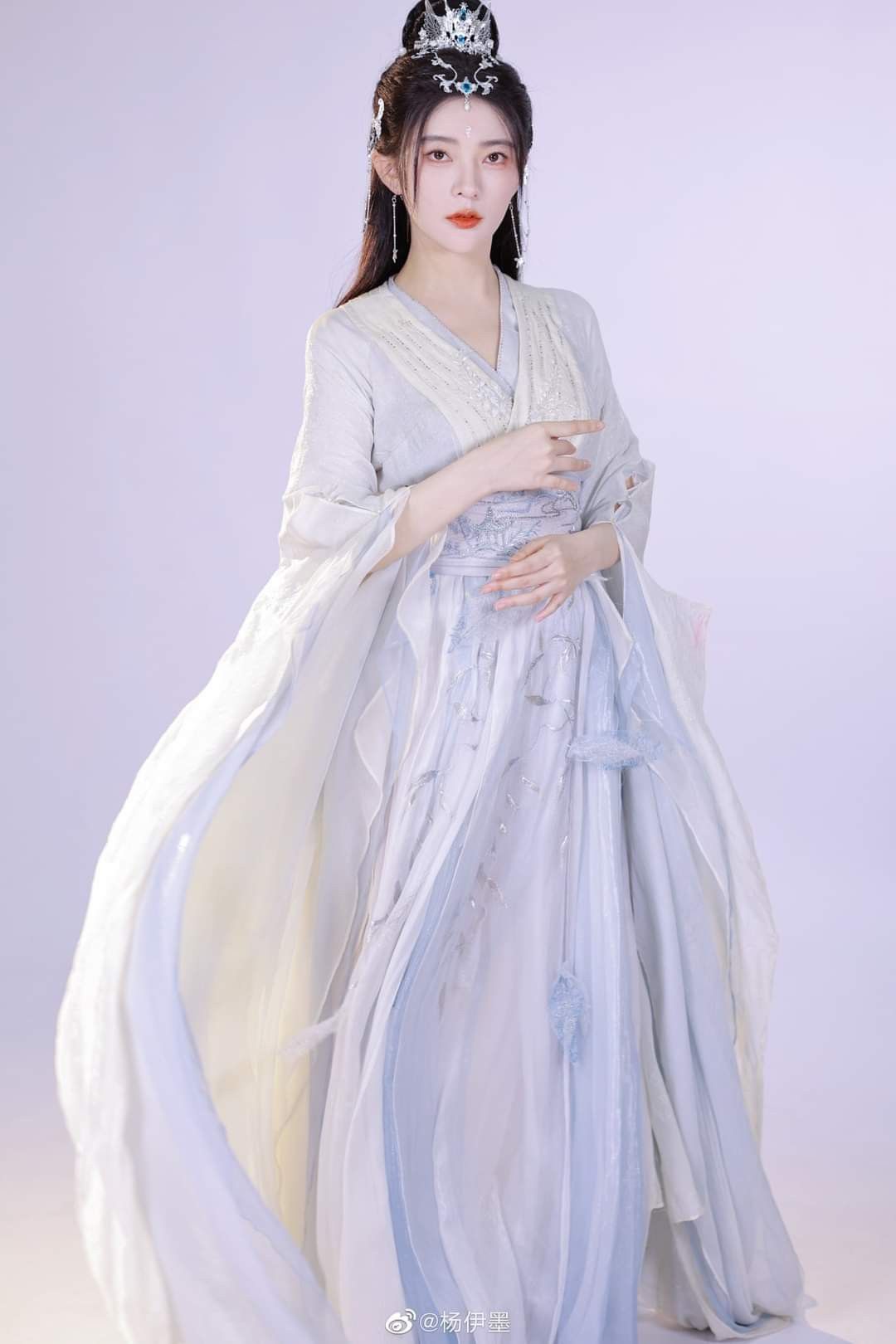Embracing Traditional Elegance:A Youth Original Hanfu Studio Journey Embracing Traditional Elegance:A Youth Original Hanfu Studio Journey