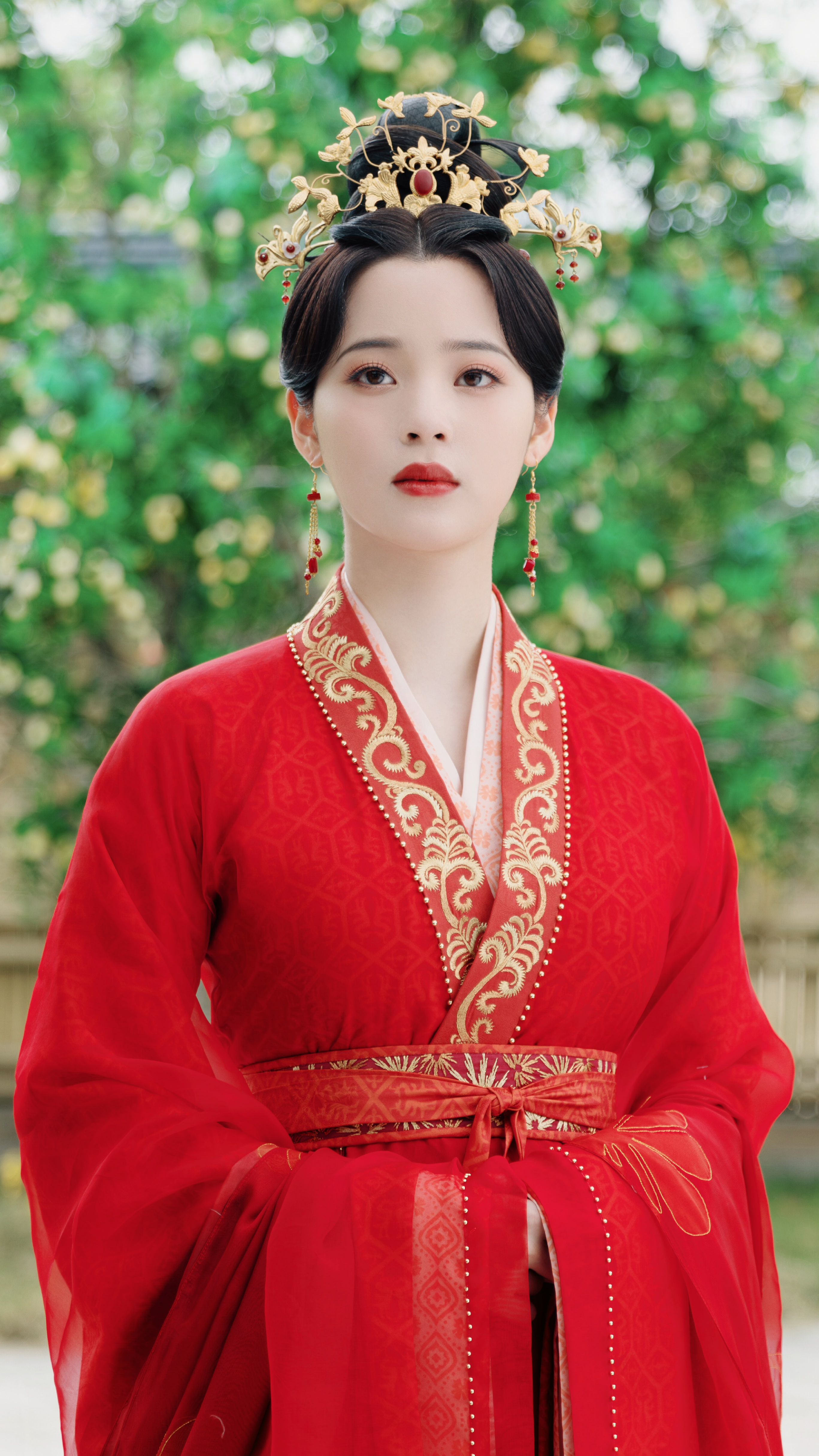 The Noble Elegance of Cheongsam and Fan Dance