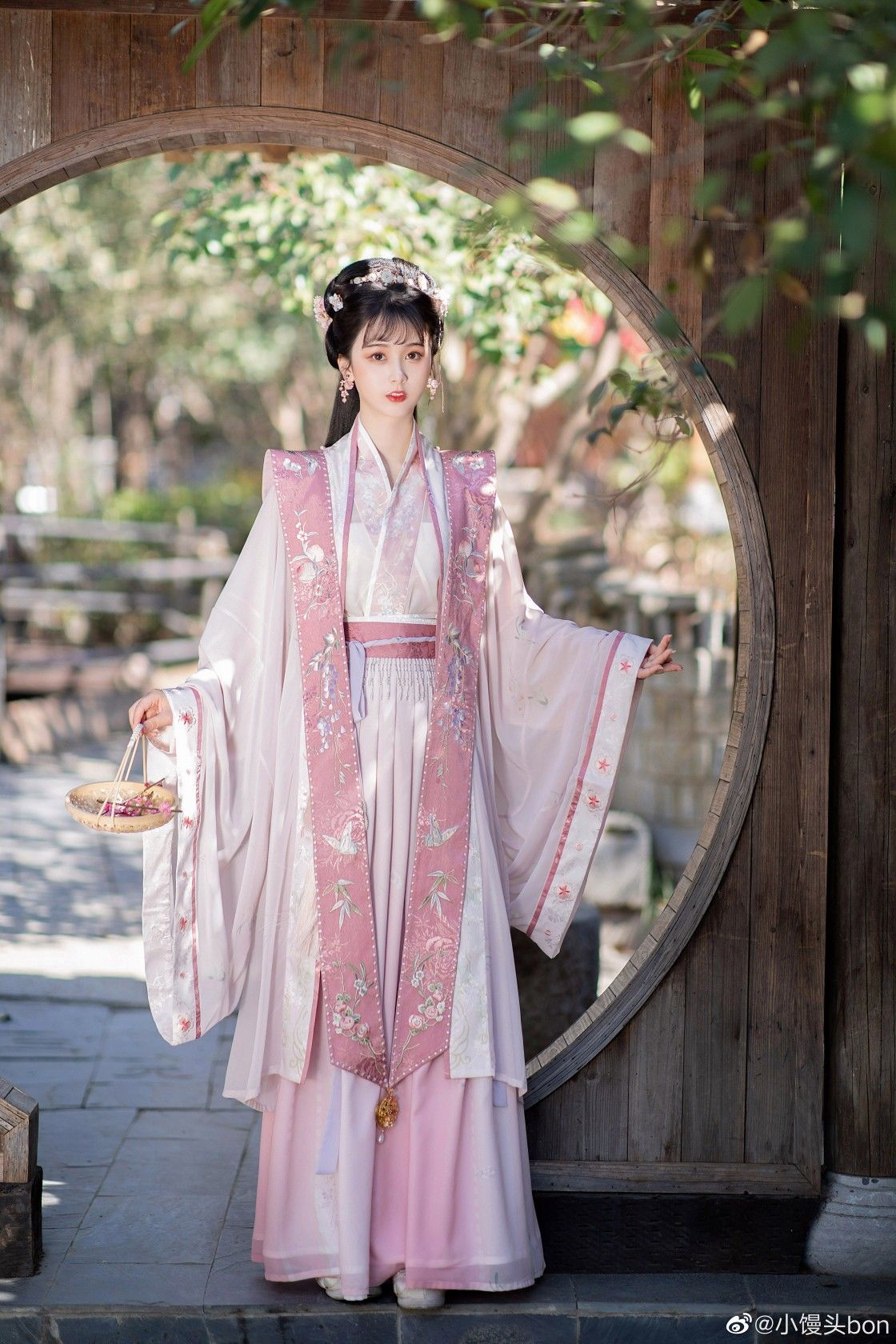 The Inner Fabric of Cheongsam:A Closer Look into the Traditional Chinese Dress The Inner Fabric of Cheongsam:A Closer Look into the Traditional Chinese Dress