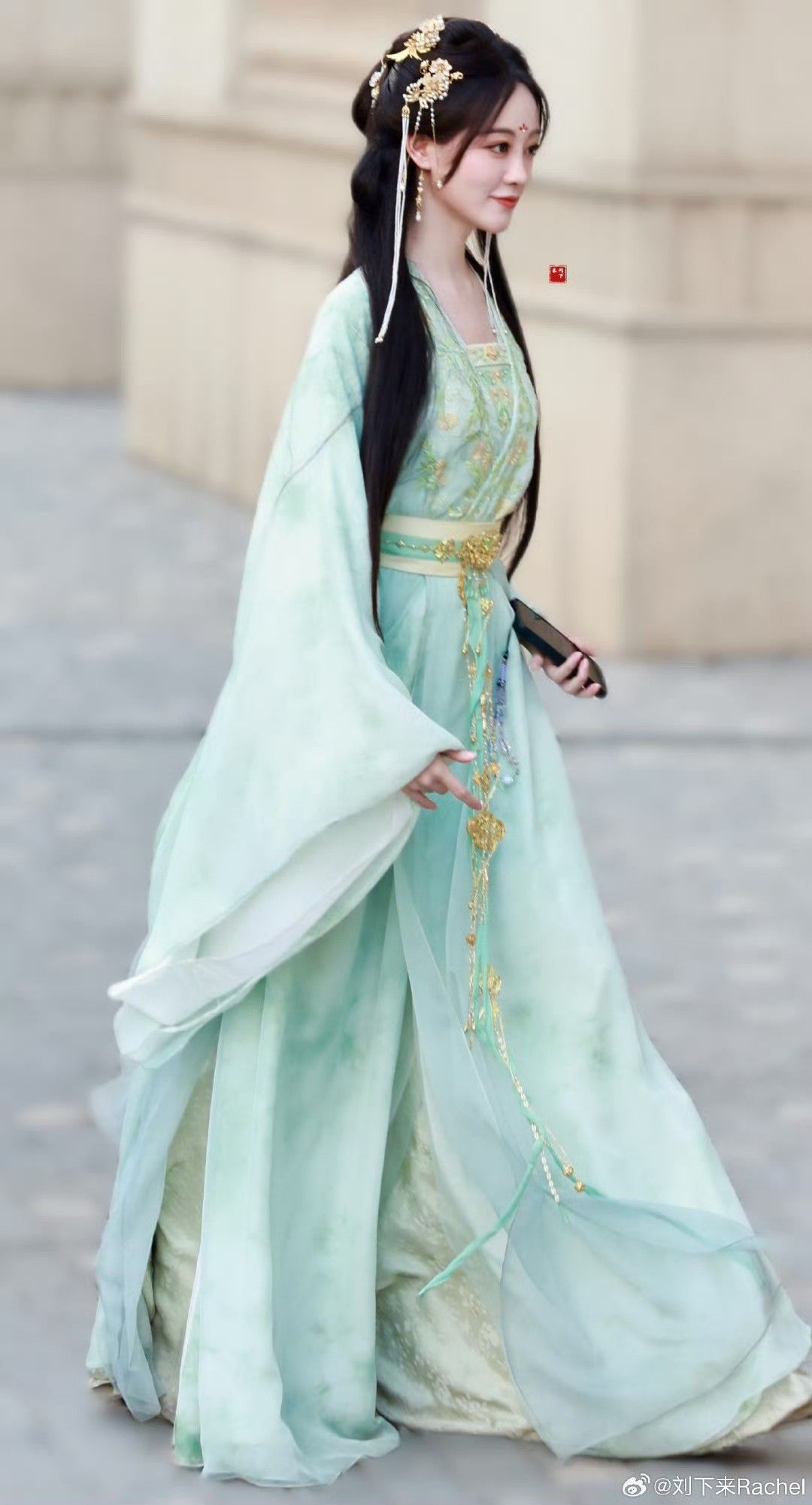 The Ming-Style Long Gown and Horse-Face Skirt:A Traditional Chinese Fashion The Ming-Style Long Gown and Horse-Face Skirt:A Traditional Chinese Fashion