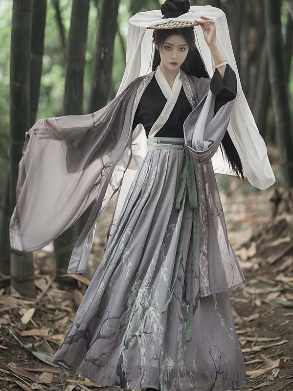 Summer Mists and the Splendor of Traditional Chinese Hanfu:A Journey Through Time Summer Mists and the Splendor of Traditional Chinese Hanfu:A Journey Through Time