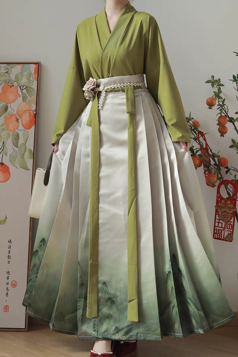 The Splendor of Cheongsam with Broad Sleeves and Hanfu-Inspired Chest-High Style The Splendor of Cheongsam with Broad Sleeves and Hanfu-Inspired Chest-High Style