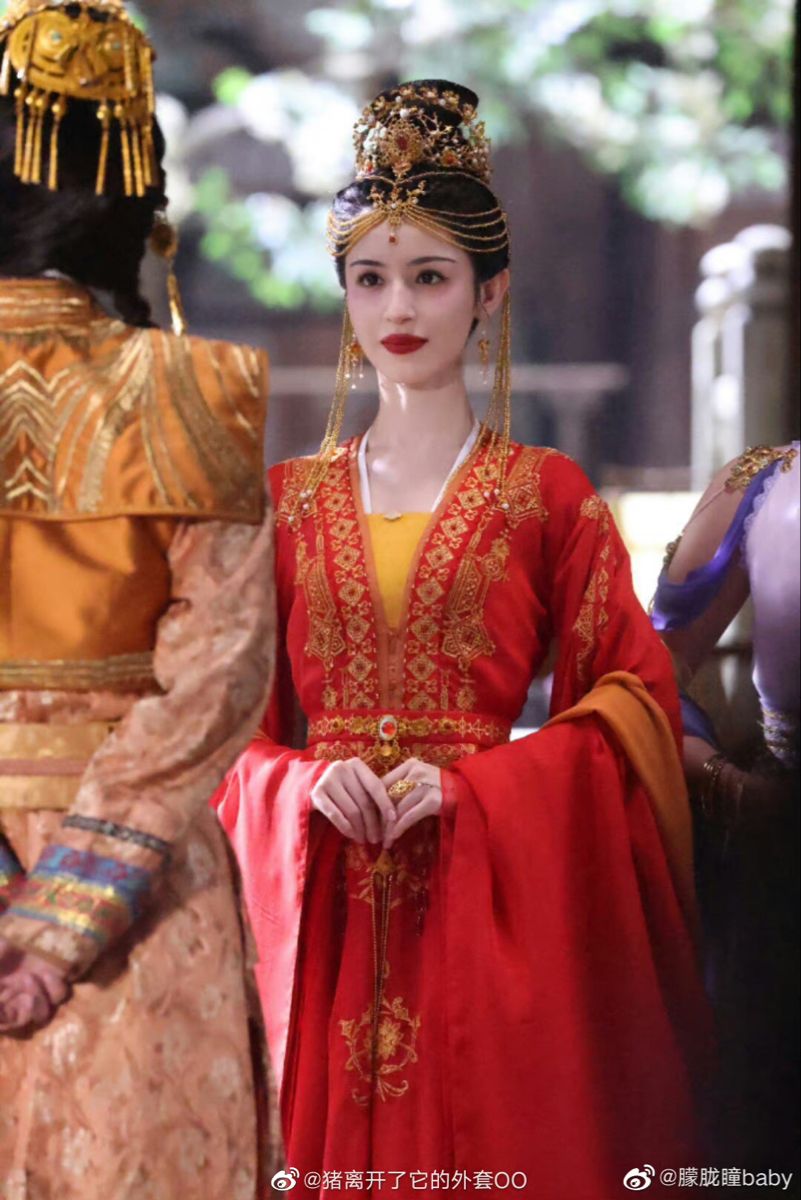 Qin Peach Blossom and the Revival of Hanfu Fashion Qin Peach Blossom and the Revival of Hanfu Fashion