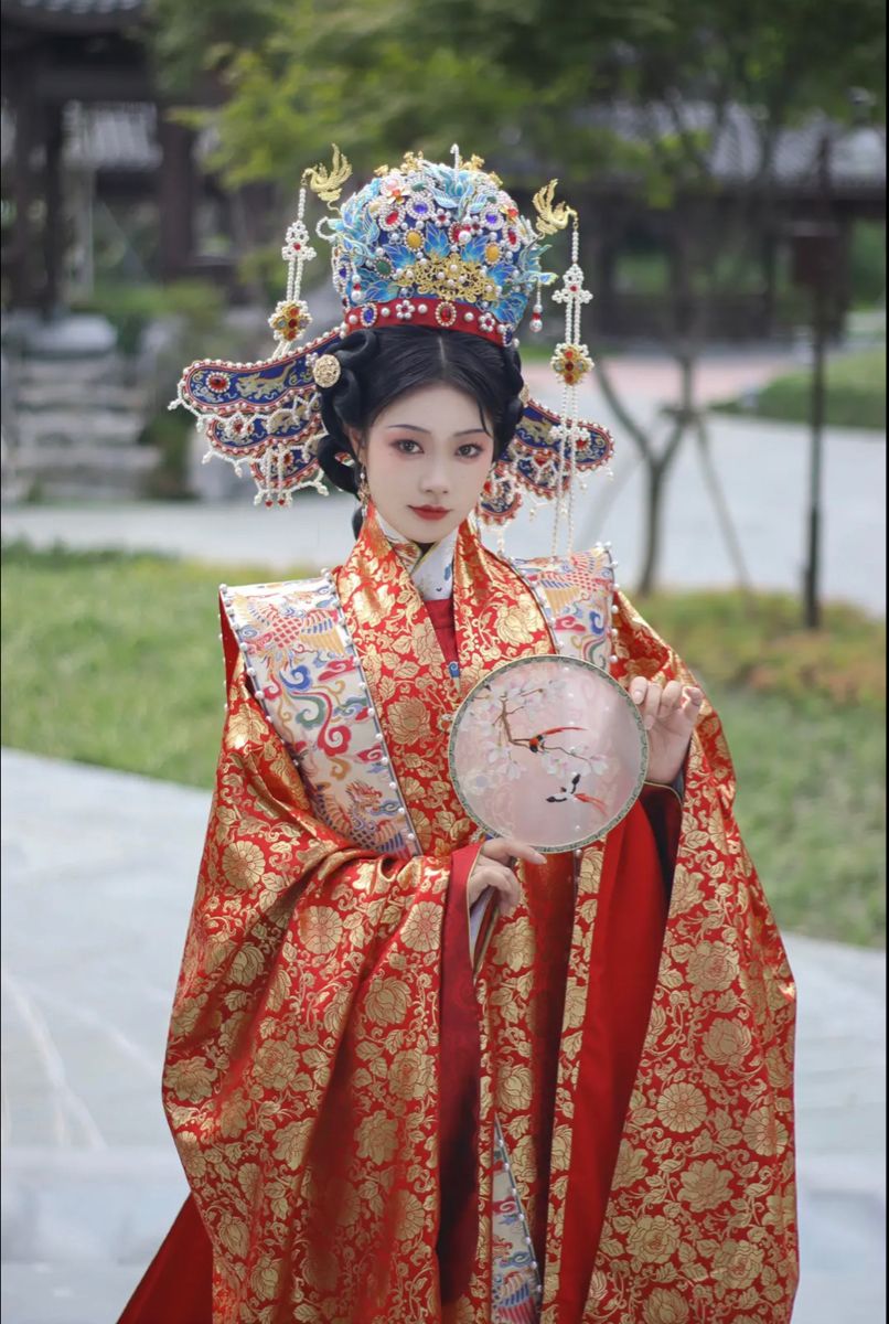 Little Girl in Traditional Chinese-Style Hanfu:A Fairy-like Vision in Super-Elegant Chinese Vogue Little Girl in Traditional Chinese-Style Hanfu:A Fairy-like Vision in Super-Elegant Chinese Vogue