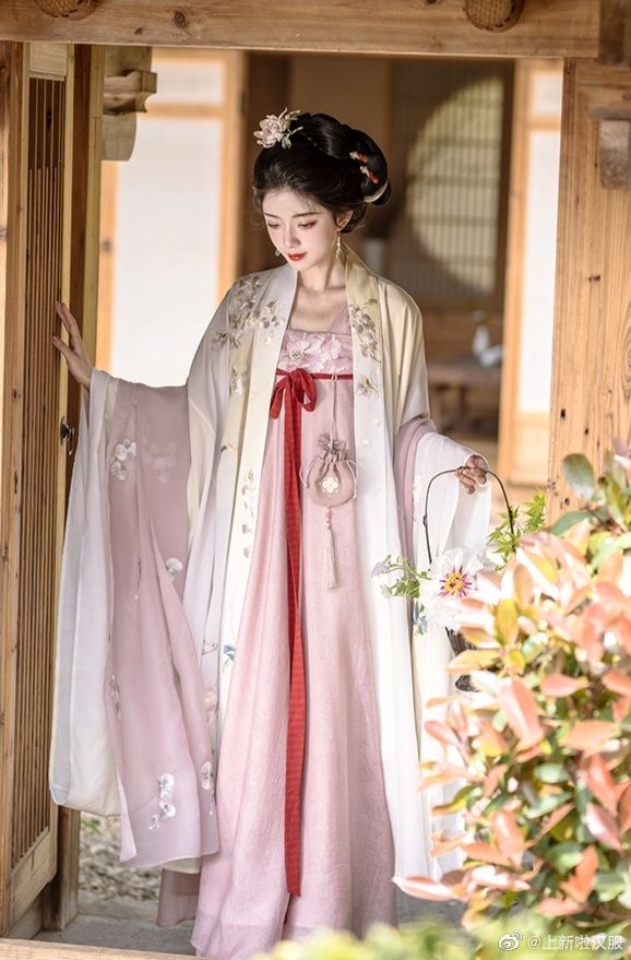 The Red Hanfu:The Allure of Hong Shao Yuan The Red Hanfu:The Allure of Hong Shao Yuan