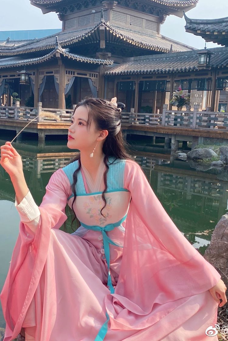 Children in Champagne-Colored Hanfu:The Splendor of Traditional Chinese Fashion Children in Champagne-Colored Hanfu:The Splendor of Traditional Chinese Fashion