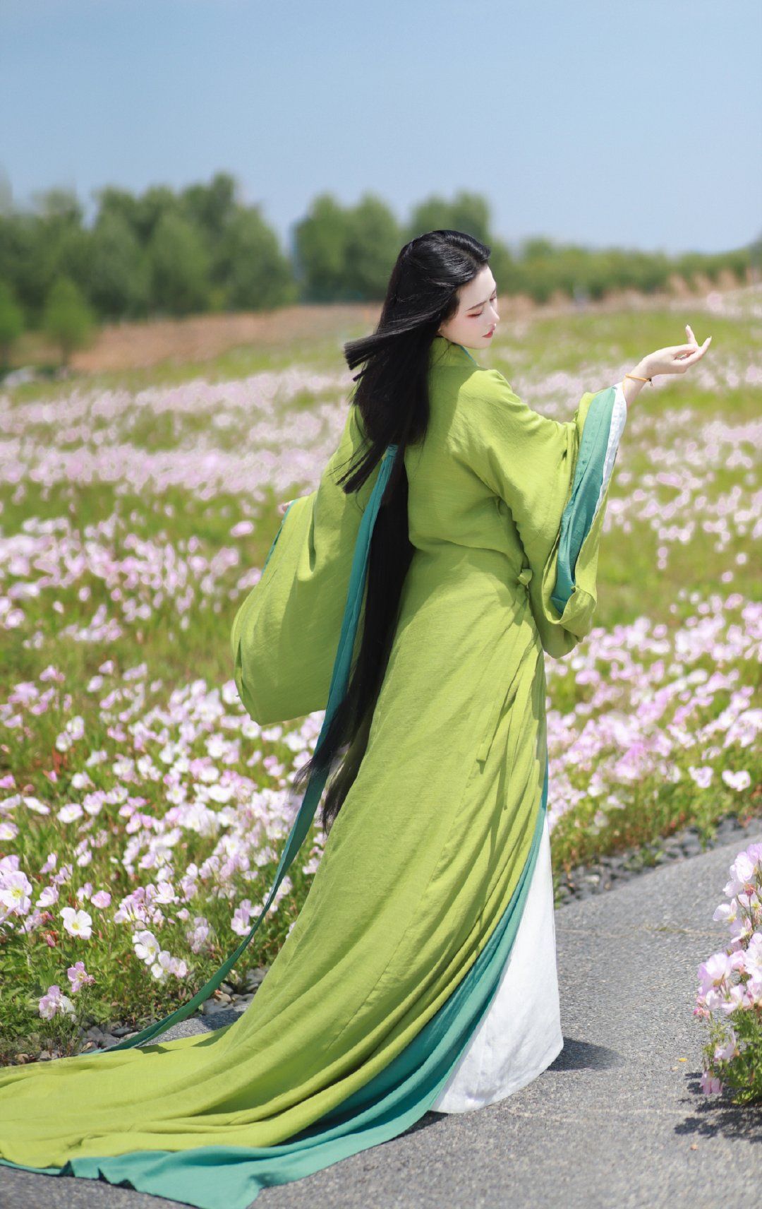The Splendor of Hanfu Fashion:Di Bas Journey in the Long Song Journey The Splendor of Hanfu Fashion:Di Bas Journey in the Long Song Journey