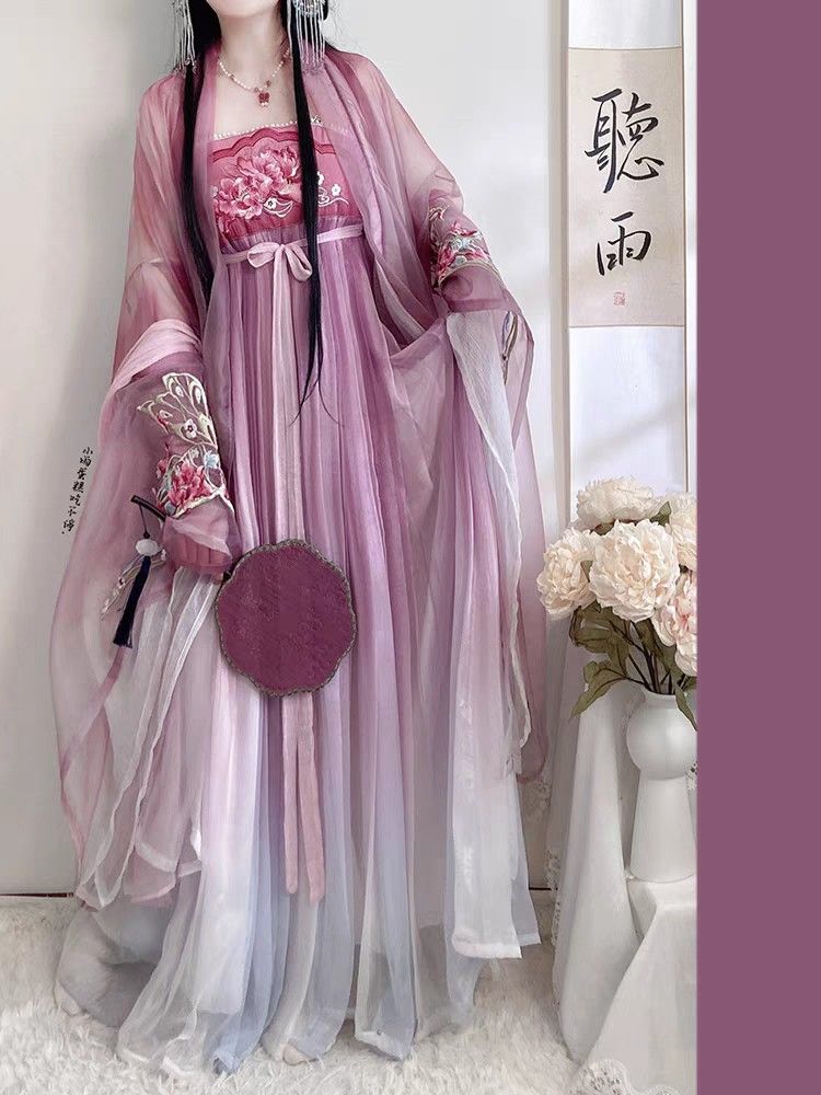 Original and Authentic Hanfu Winter Wear:The Essence of Traditional Chinese Fashion Original and Authentic Hanfu Winter Wear:The Essence of Traditional Chinese Fashion