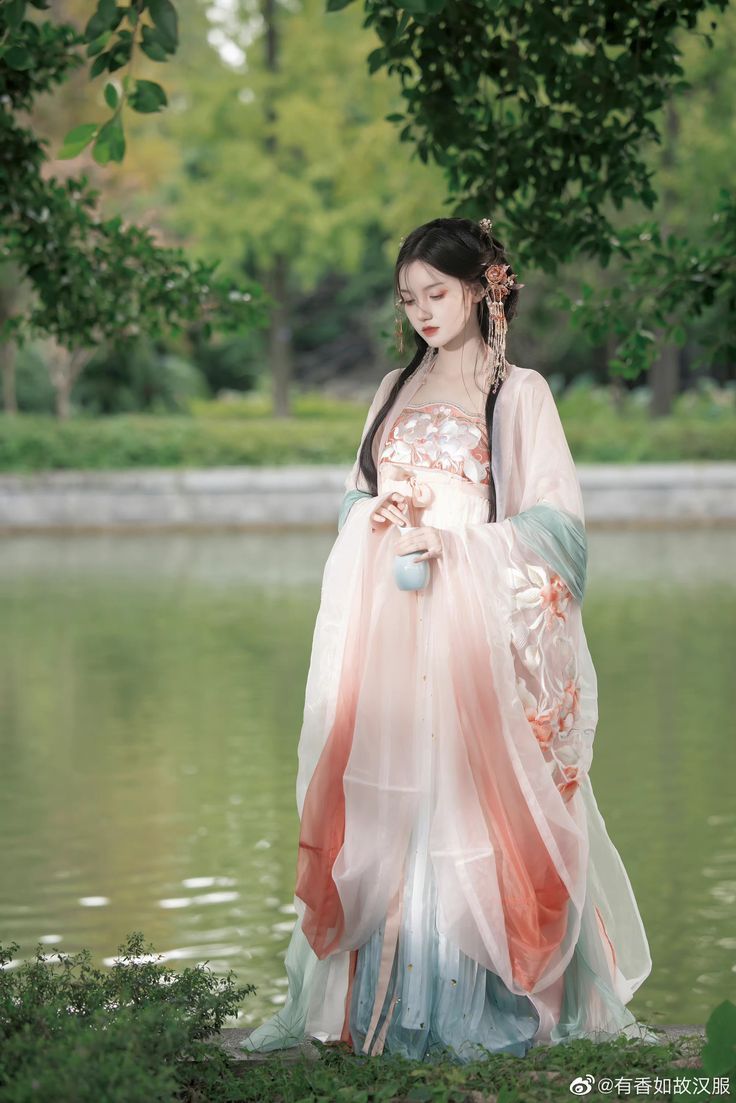 The Splendor of Hanfu:The Mianqun Skirt and Hair Accessories The Splendor of Hanfu:The Mianqun Skirt and Hair Accessories