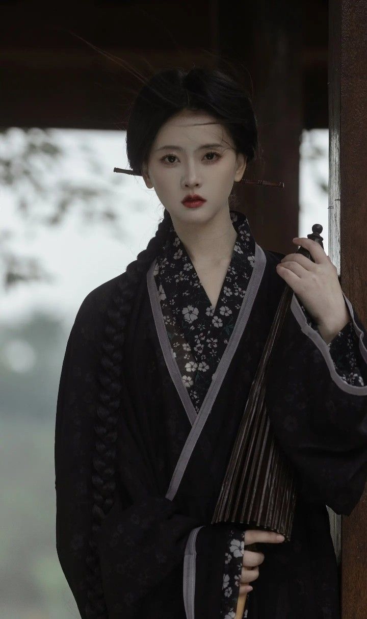 The Enchantment of Hanfu Green:A Shade of Ink-Green Explored The Enchantment of Hanfu Green:A Shade of Ink-Green Explored