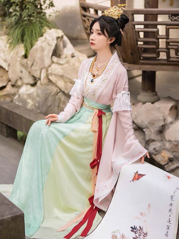 Winter Qipao Fashion:The Perfect Shoe Pairing for a Traditional Elegance Winter Qipao Fashion:The Perfect Shoe Pairing for a Traditional Elegance