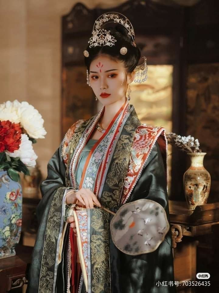 The Divided Cheongsam:A Blend of Traditional Elegance and Modern Style The Divided Cheongsam:A Blend of Traditional Elegance and Modern Style