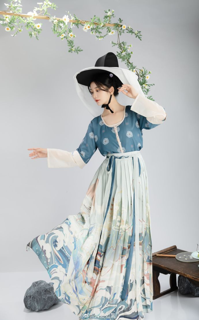 Elegant Horseface Skirt and Headwear:A Guide to Perfect Pairing