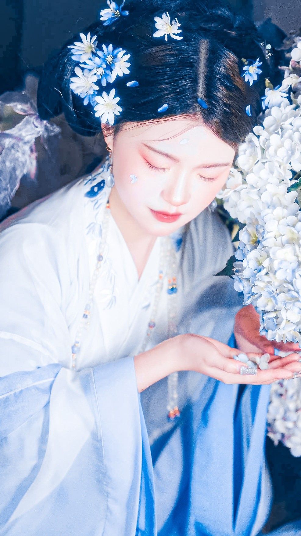 Elegant Winter Hanfu for Girls:A Guide to Traditional拜年披风 Elegant Winter Hanfu for Girls:A Guide to Traditional拜年披风