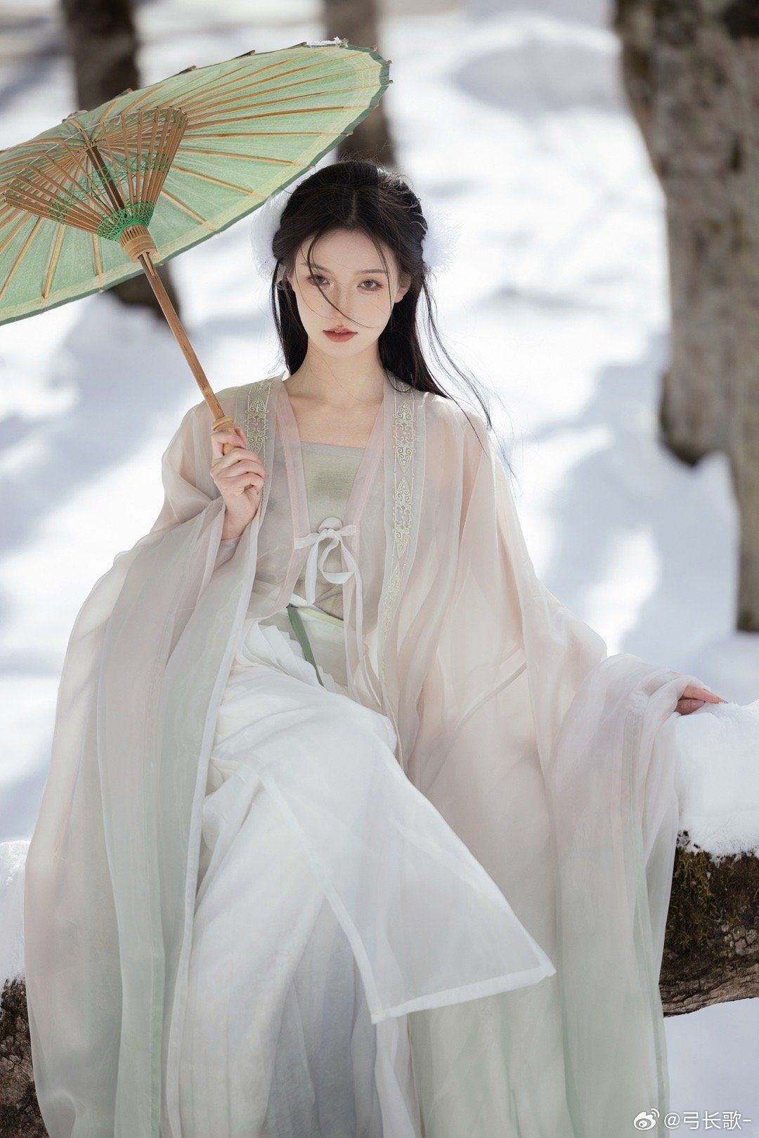 The Art of Shoe Pairing with Cheongsam in the Republic Era The Art of Shoe Pairing with Cheongsam in the Republic Era