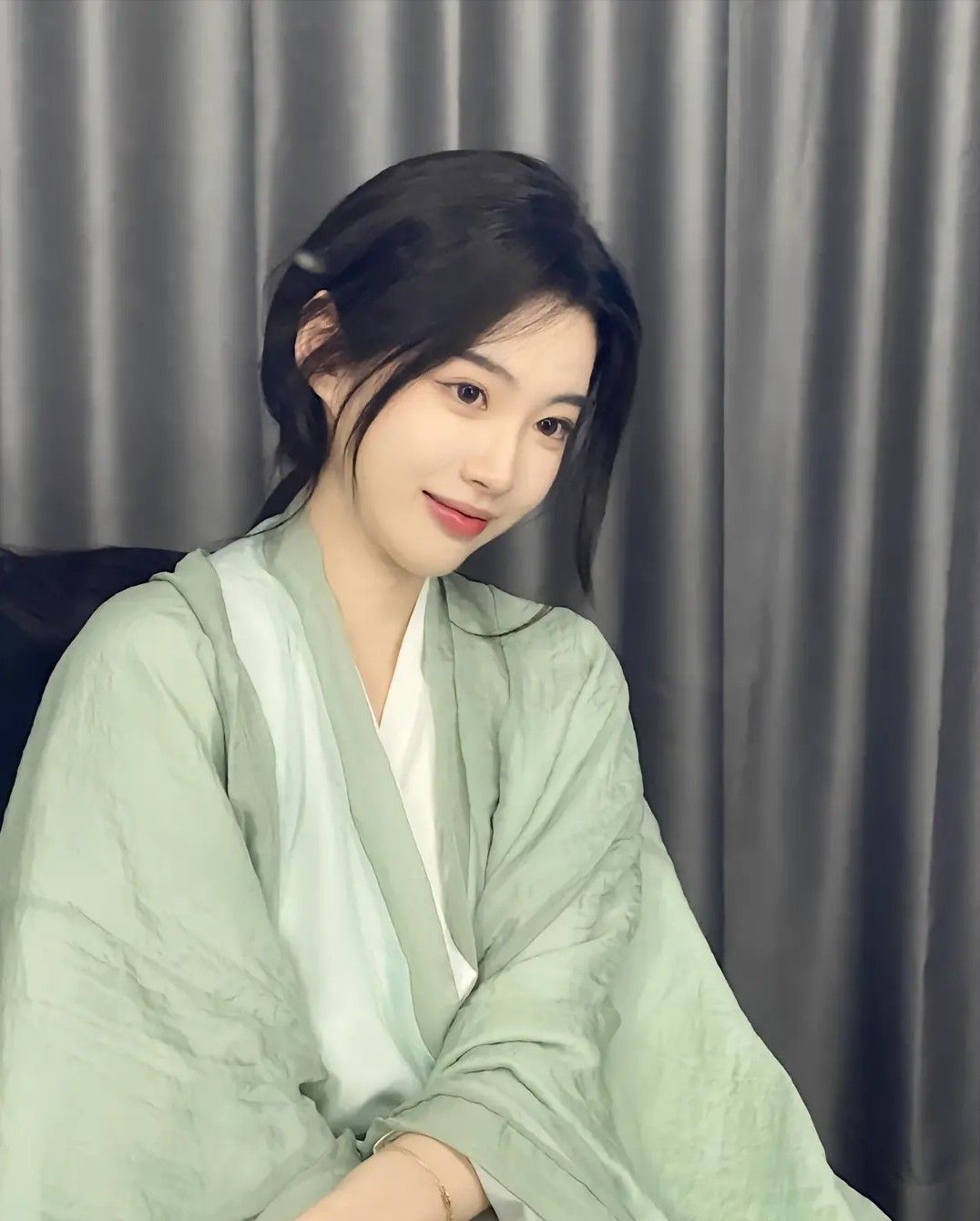 Embracing Modernity in Traditional Cheongsam:The Evolution of the Square-neck Design Embracing Modernity in Traditional Cheongsam:The Evolution of the Square-neck Design