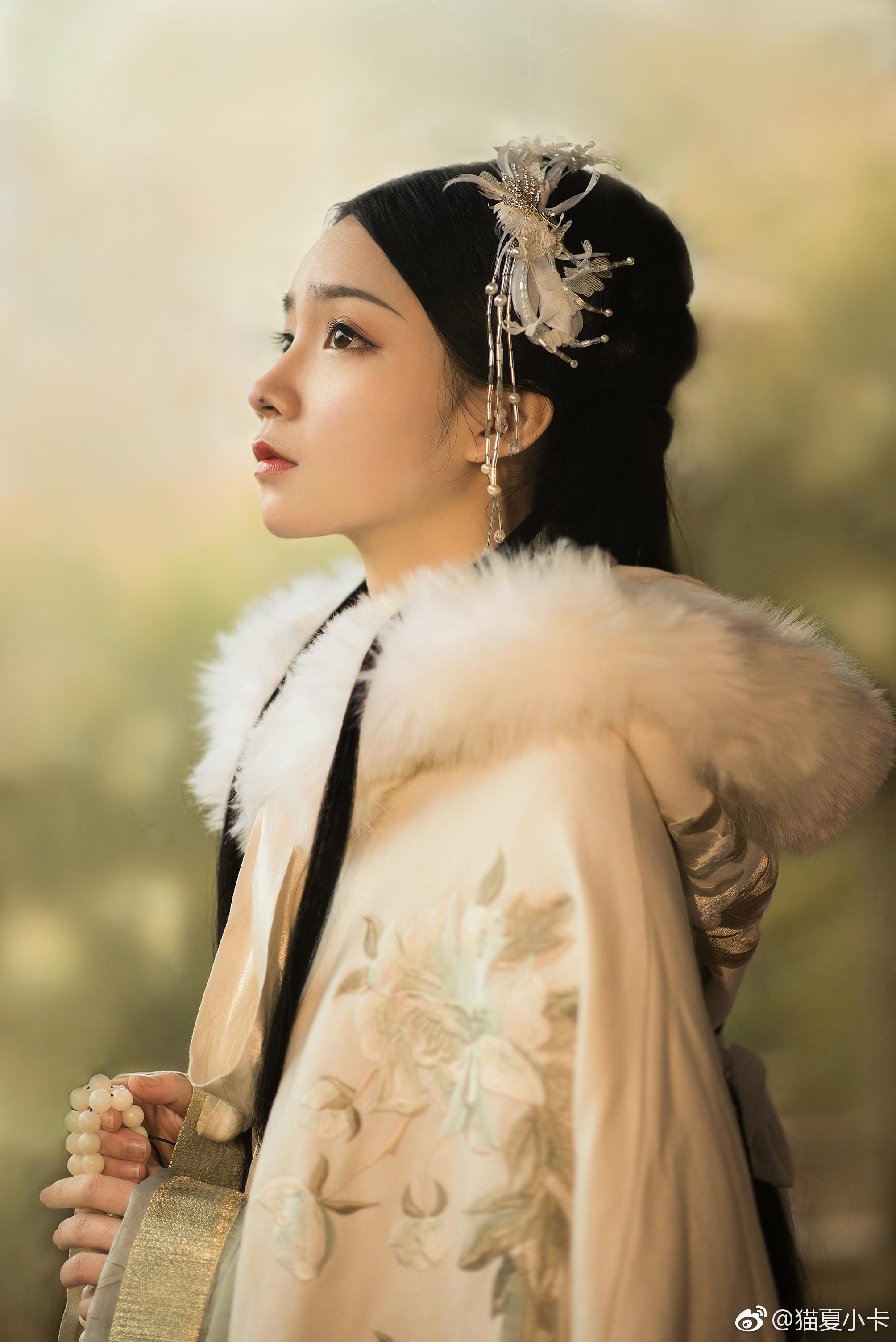 Yáo Mèi Encounters a Divine Deer in Traditional Hanfu Fashion Embracing the Large Size Beauty