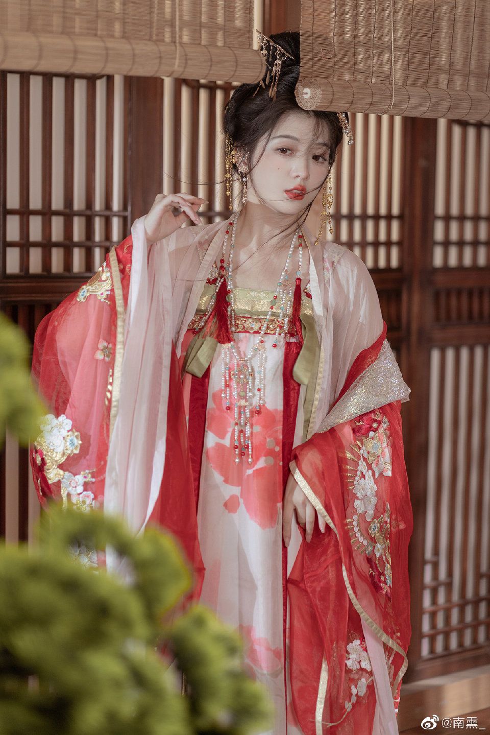 The Splendor of Hanfu:The Martial Arts in Traditional Chinese Warrior Clothing The Splendor of Hanfu:The Martial Arts in Traditional Chinese Warrior Clothing