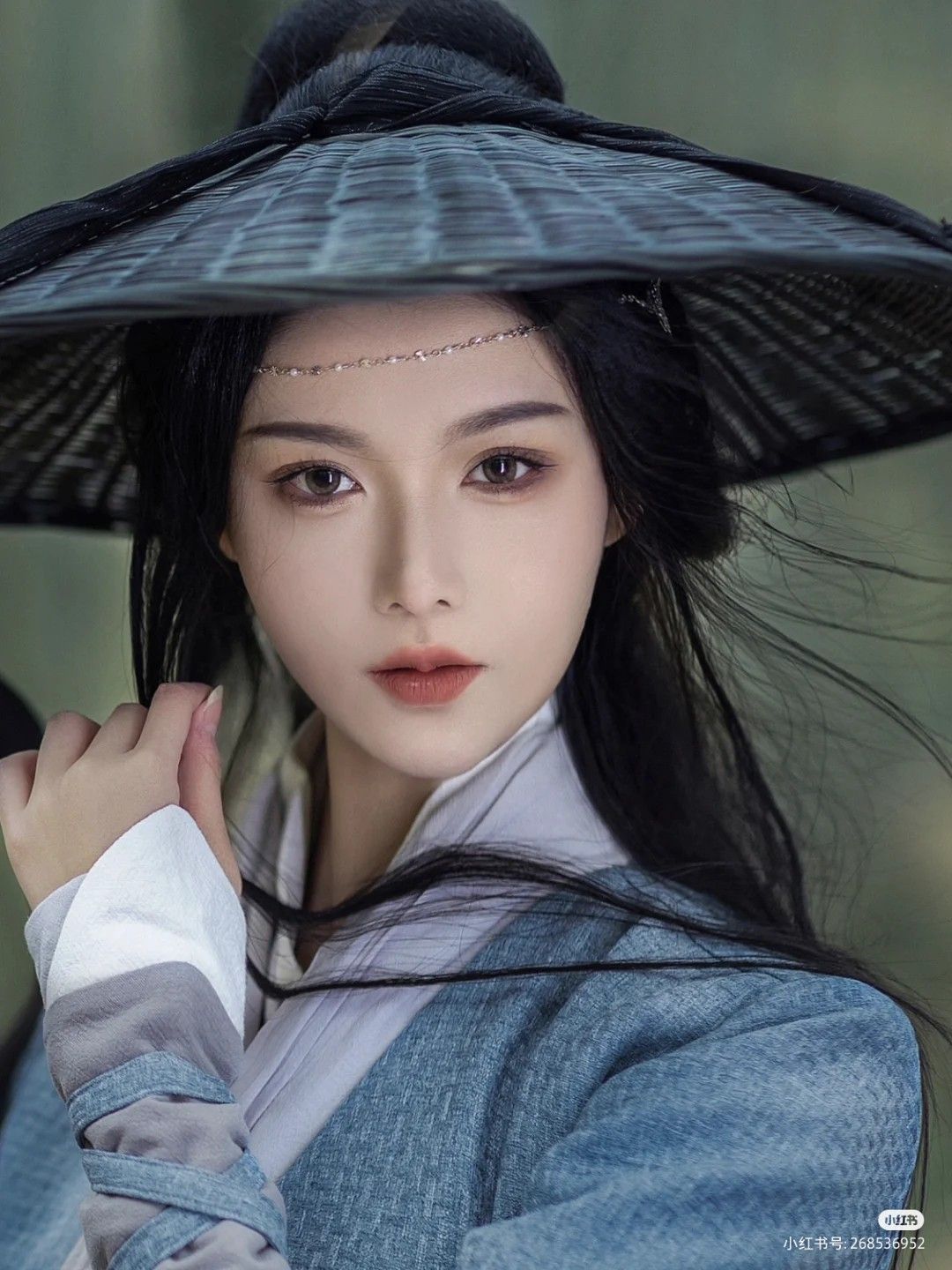 Embracing the Black Cheongsam:The New Wave of Chinese Fashion Embracing the Black Cheongsam:The New Wave of Chinese Fashion