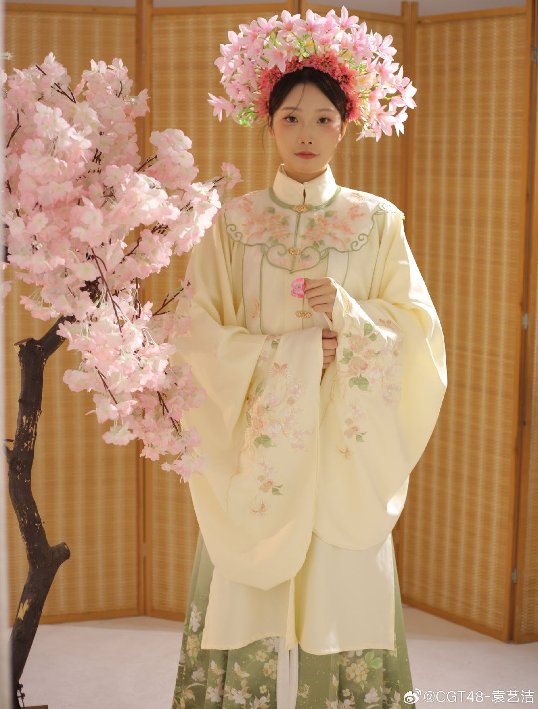 Reimagining Traditional Cheongsam for Summer:The Evolution of Long-Style Qipao Reimagining Traditional Cheongsam for Summer:The Evolution of Long-Style Qipao