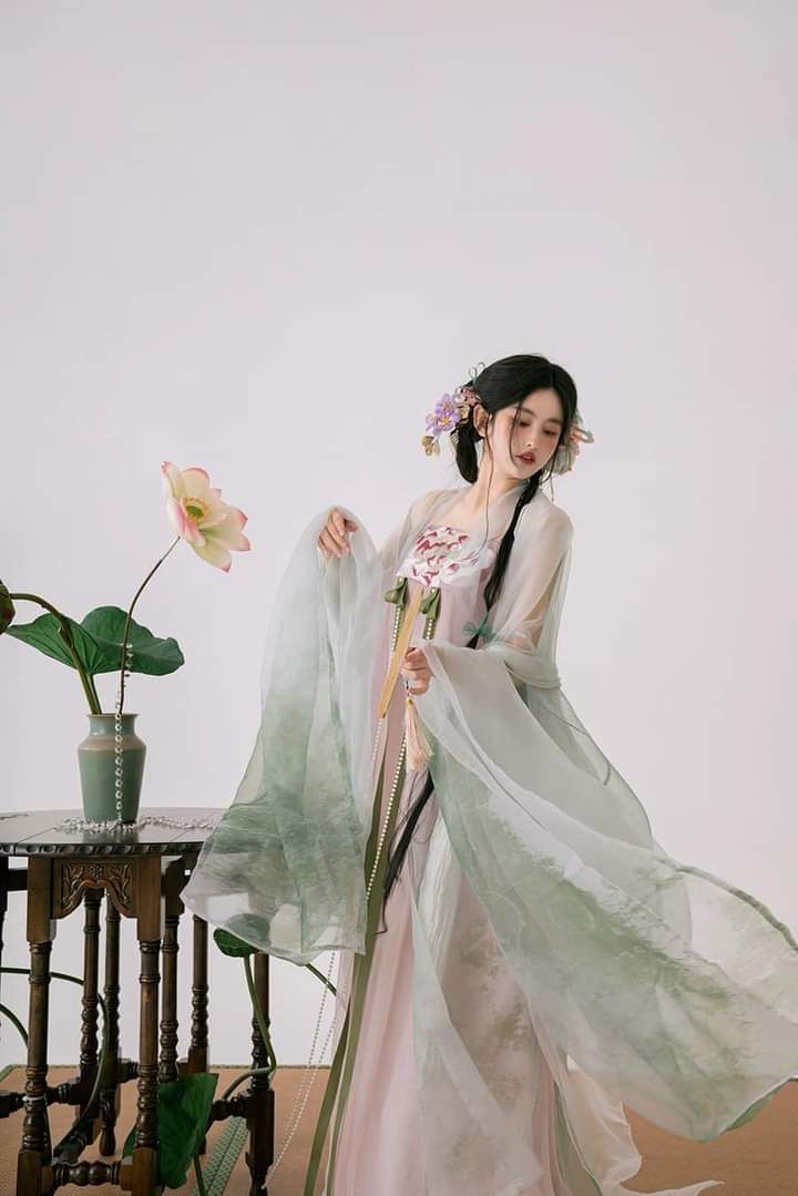 The Allure of Cheongsam and the High-Split Tail of the Nightclub The Allure of Cheongsam and the High-Split Tail of the Nightclub