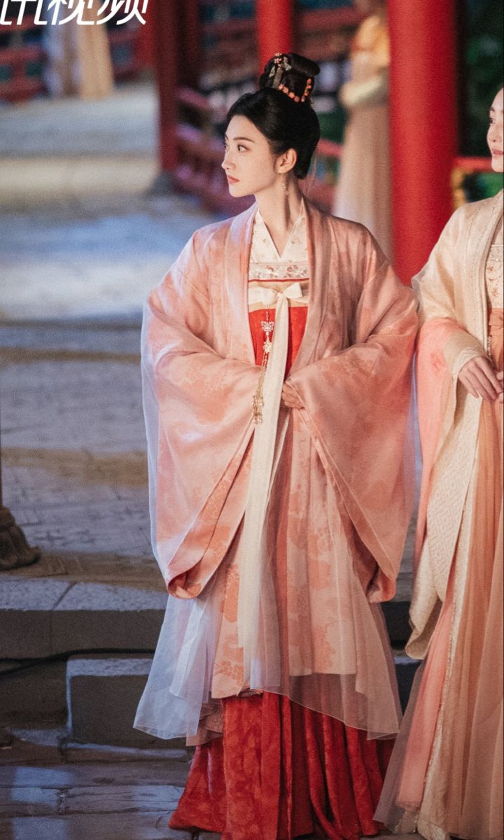 The Splendor of a Red Gown Ma-Mian Skirt:A Blend of Tradition and Elegance The Splendor of a Red Gown Ma-Mian Skirt:A Blend of Tradition and Elegance