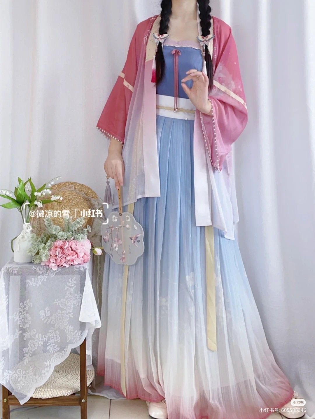 Elegant Qipao Women in Long Sleeves:Embodying Traditional Charm with Modern Grace Elegant Qipao Women in Long Sleeves:Embodying Traditional Charm with Modern Grace