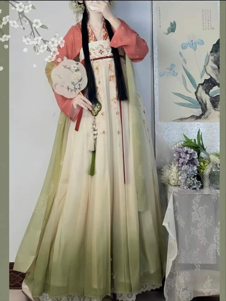 Elegant Toast-worthy Cheongsam:A Look into the Traditional Womens Salutation Attire Elegant Toast-worthy Cheongsam:A Look into the Traditional Womens Salutation Attire