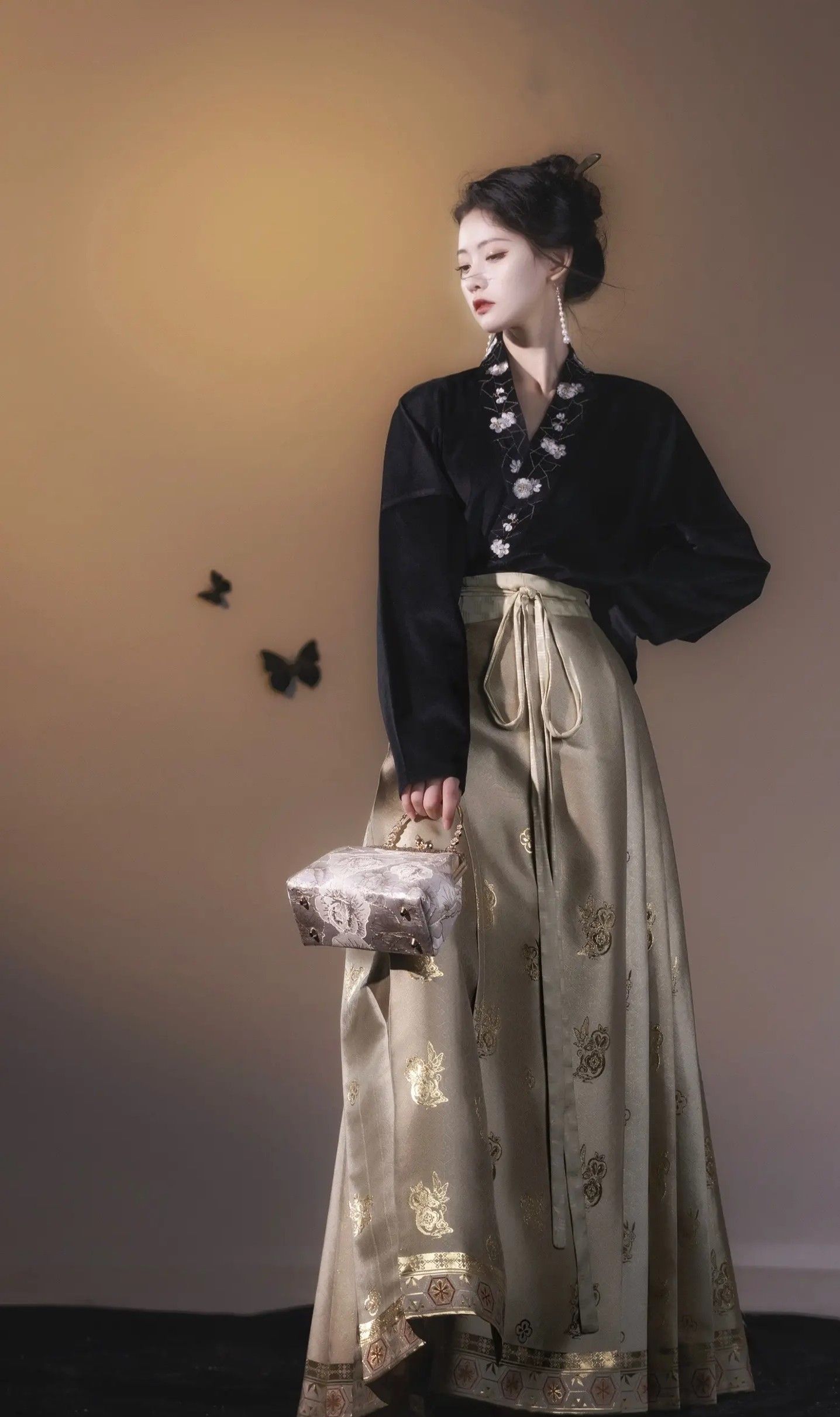 Embracing the Youthful Charm of Qipao:The Art of Age Defying with Traditional Elegance Embracing the Youthful Charm of Qipao:The Art of Age Defying with Traditional Elegance