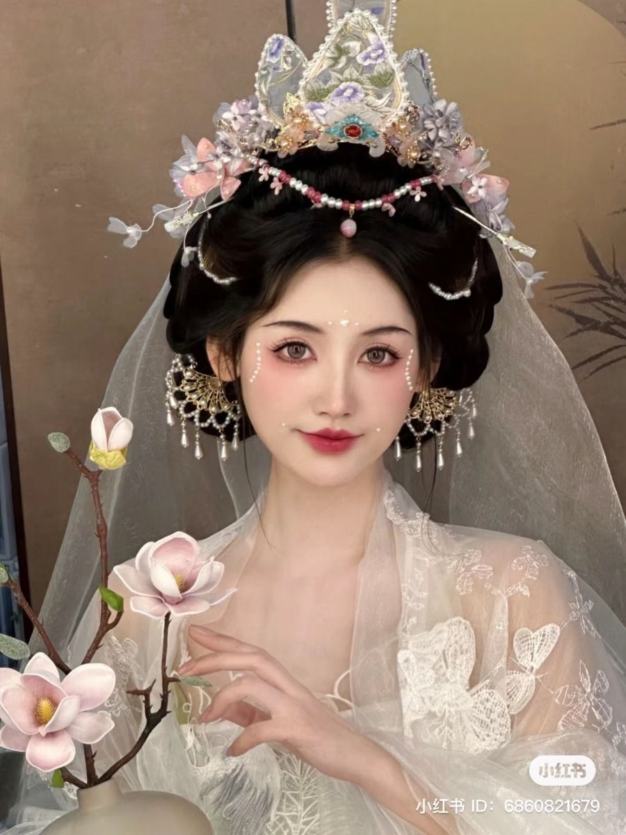 The Elegant Matron in a Shawl Cheongsam and Expansive Style The Elegant Matron in a Shawl Cheongsam and Expansive Style