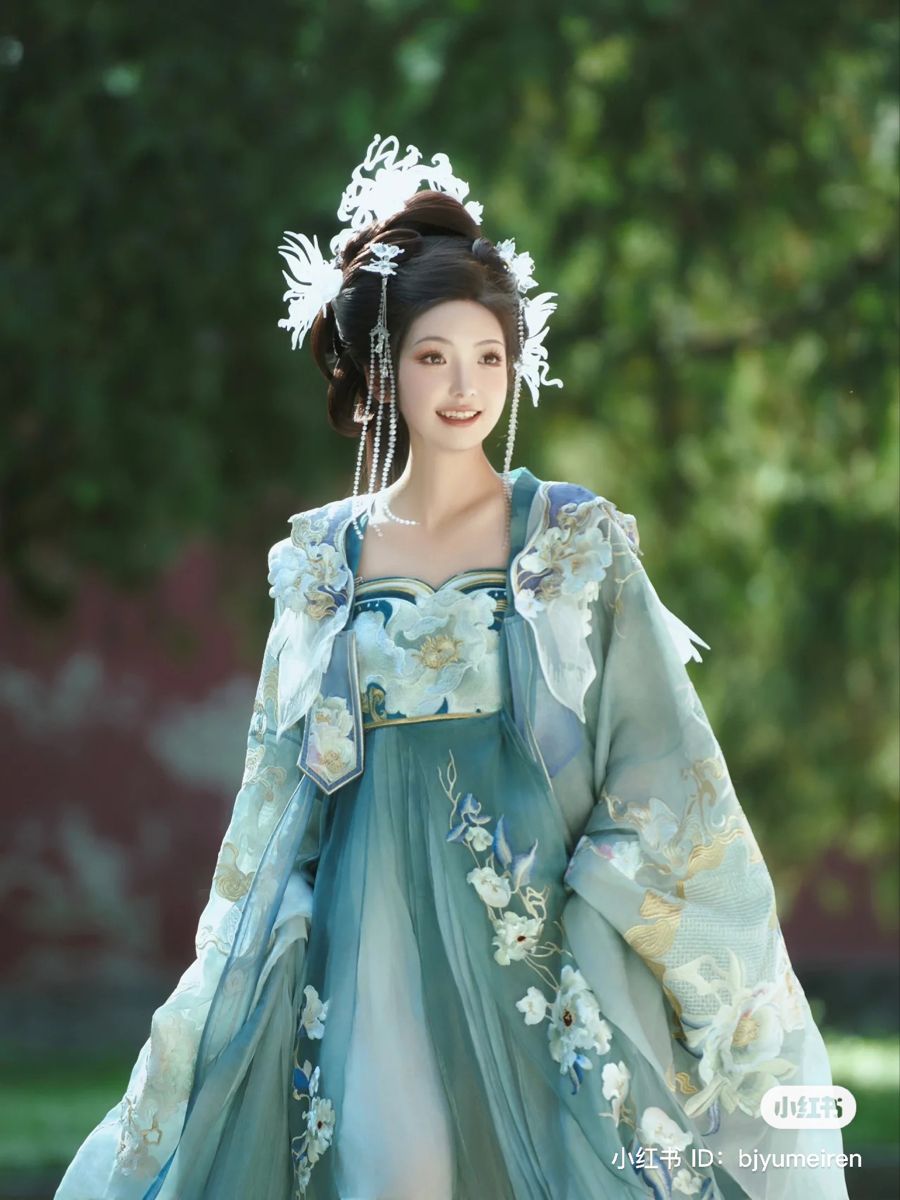 Classic Mid-Length Silk Qipao:A Blend of Elegance and Comfort Classic Mid-Length Silk Qipao:A Blend of Elegance and Comfort