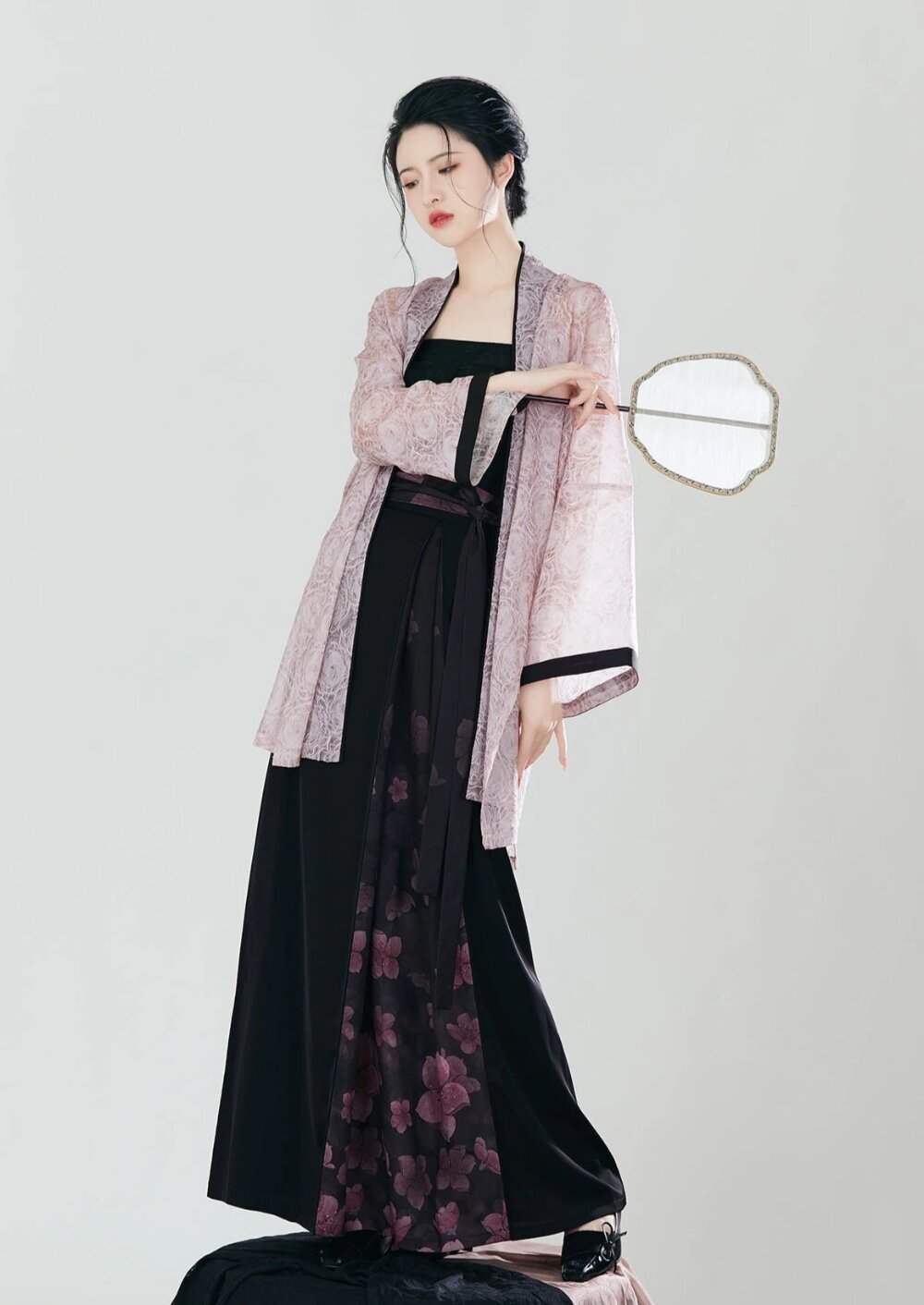 Dream of the Martial World:The Union of Traditional Hanfu Fashion and Modern Dreams Dream of the Martial World:The Union of Traditional Hanfu Fashion and Modern Dreams