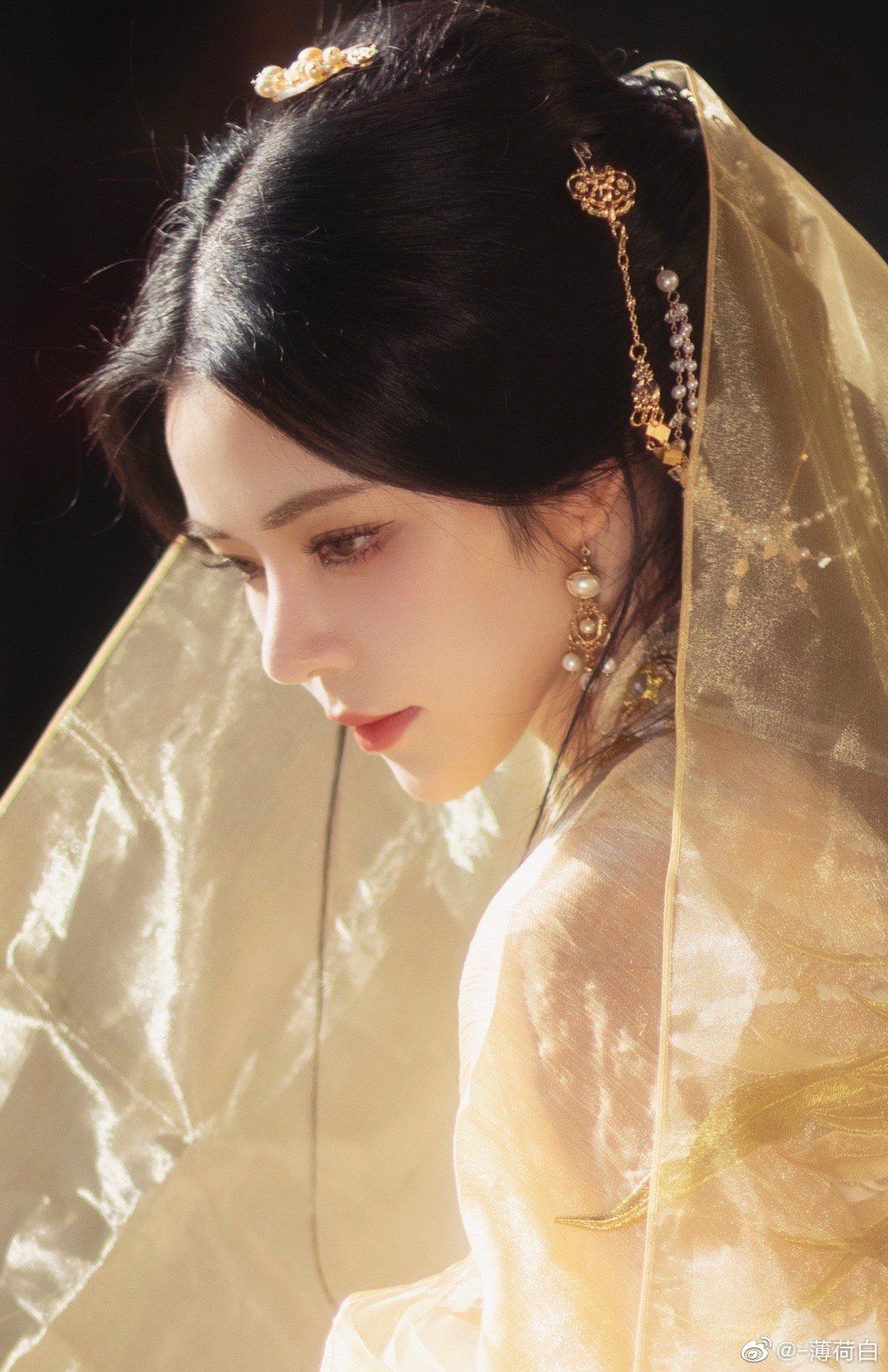 A Thicker Hanfu for New Years Greetings:A Blend of Tradition and Warmth A Thicker Hanfu for New Years Greetings:A Blend of Tradition and Warmth
