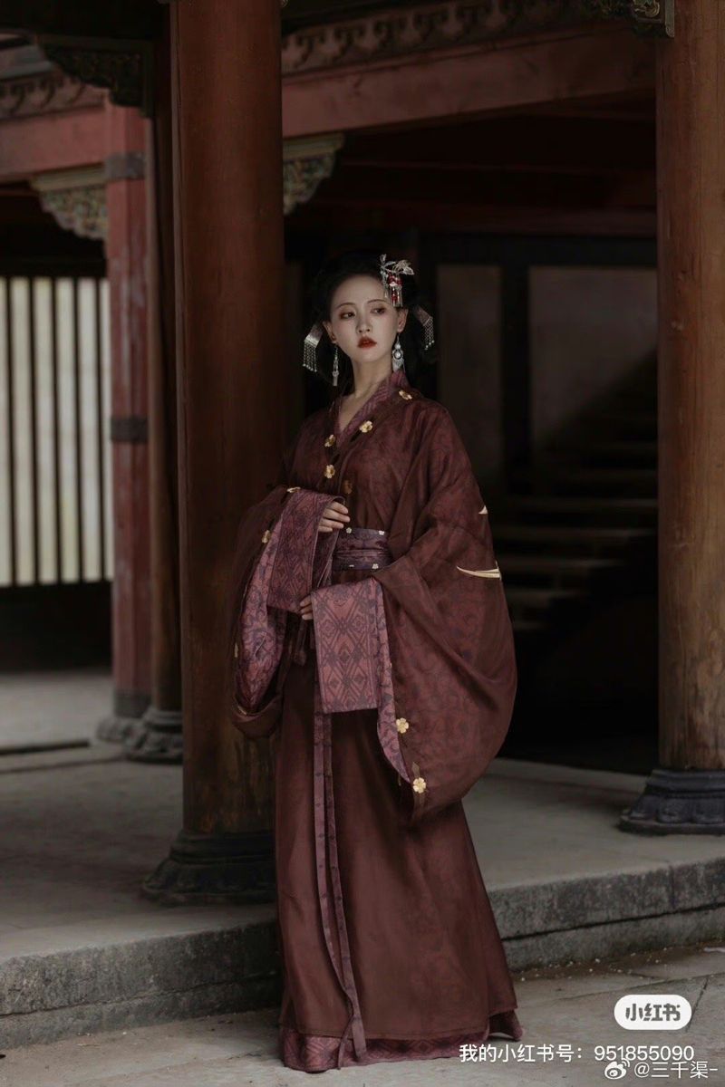 The Cheongsam-Inspired Fashion of Junior High School Girls The Cheongsam-Inspired Fashion of Junior High School Girls