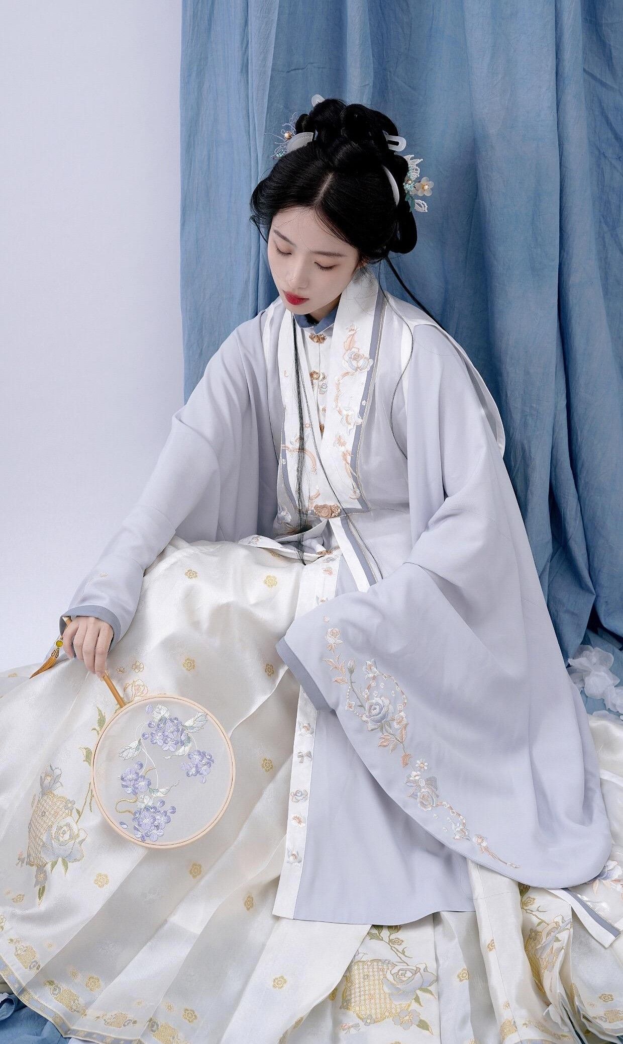 The Short-neck Cheongsam:A Traditional Chinese Outfits Modern Evolution The Short-neck Cheongsam:A Traditional Chinese Outfits Modern Evolution