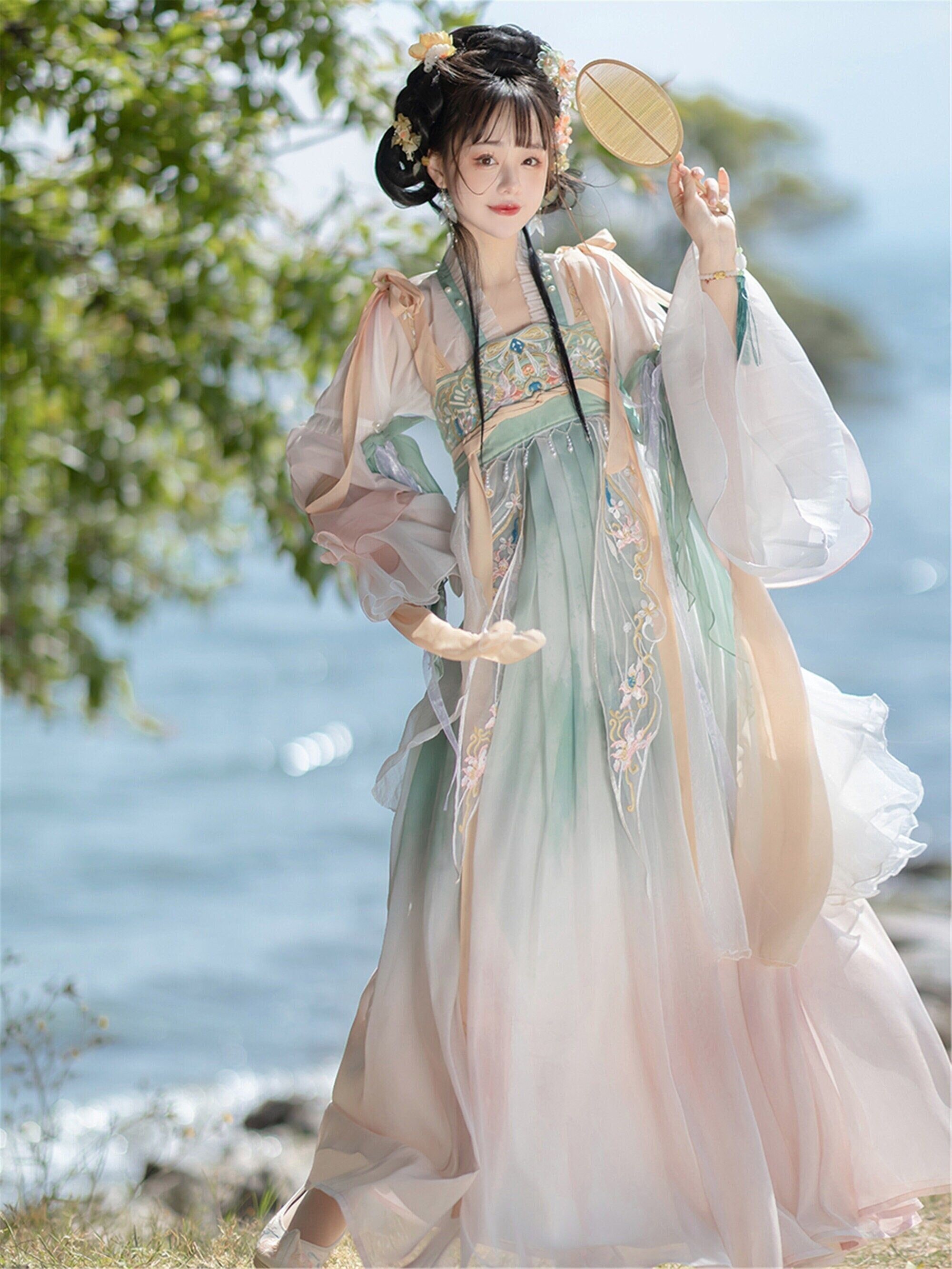 Enhancing the Charm of Miniature Figures in Qipao Fashion Re-Imagined Enhancing the Charm of Miniature Figures in Qipao Fashion Re-Imagined