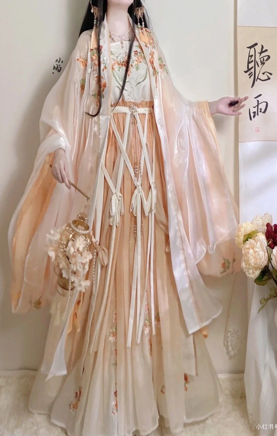 Autumns Embrace:The New-Age Qipao in Traditional Chinese Elegance Autumns Embrace:The New-Age Qipao in Traditional Chinese Elegance