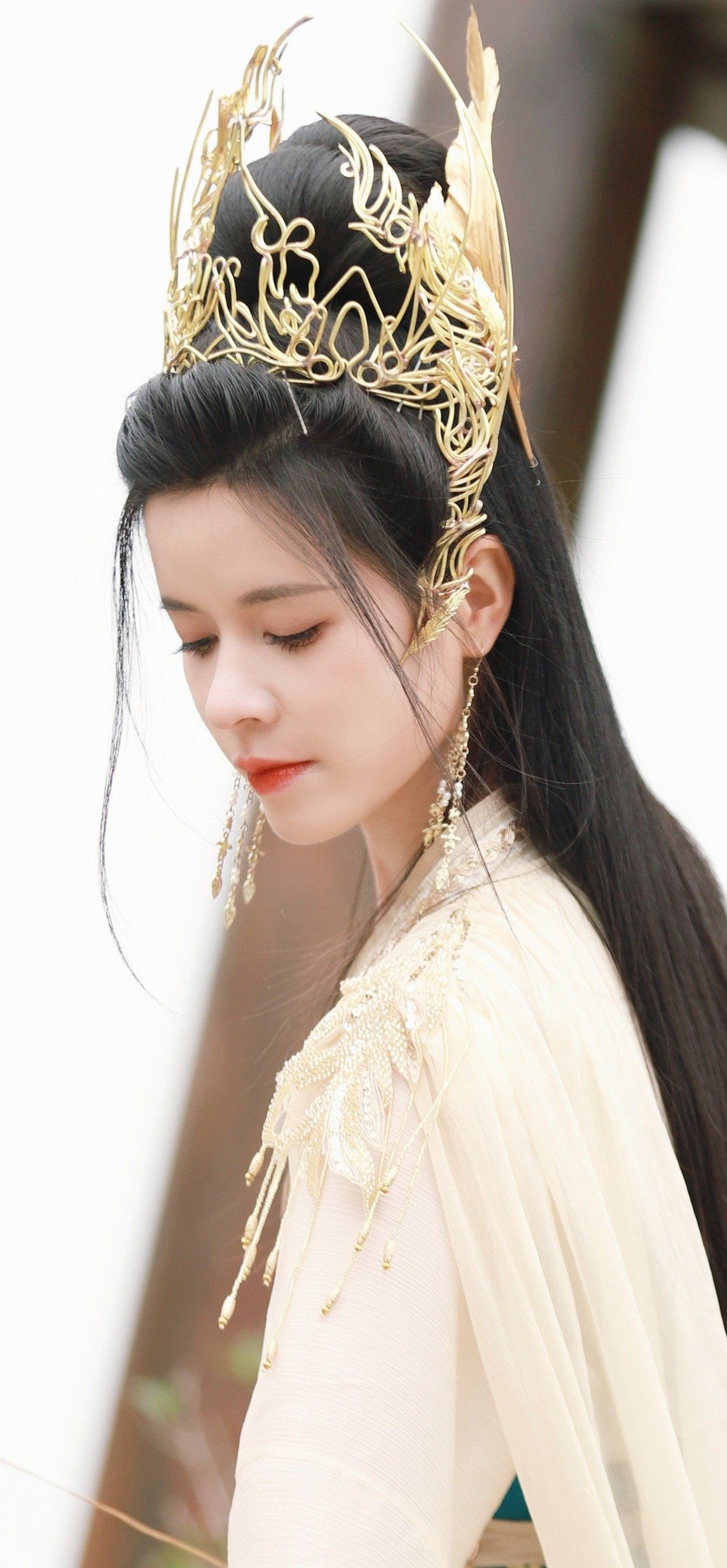A Blue-Tinted Girls Hanfu Headdress:A Blend of Tradition and Elegance A Blue-Tinted Girls Hanfu Headdress:A Blend of Tradition and Elegance
