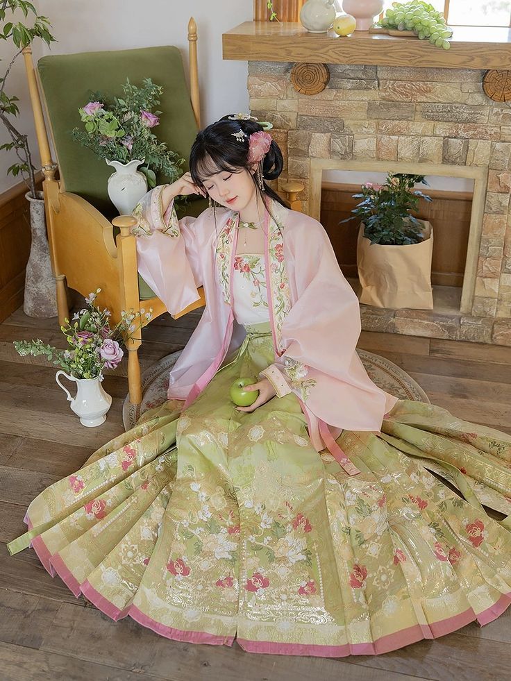 The Splendid Charm of Placket-Closed Cheongsam:A Closer Look at its History and Design The Splendid Charm of Placket-Closed Cheongsam:A Closer Look at its History and Design