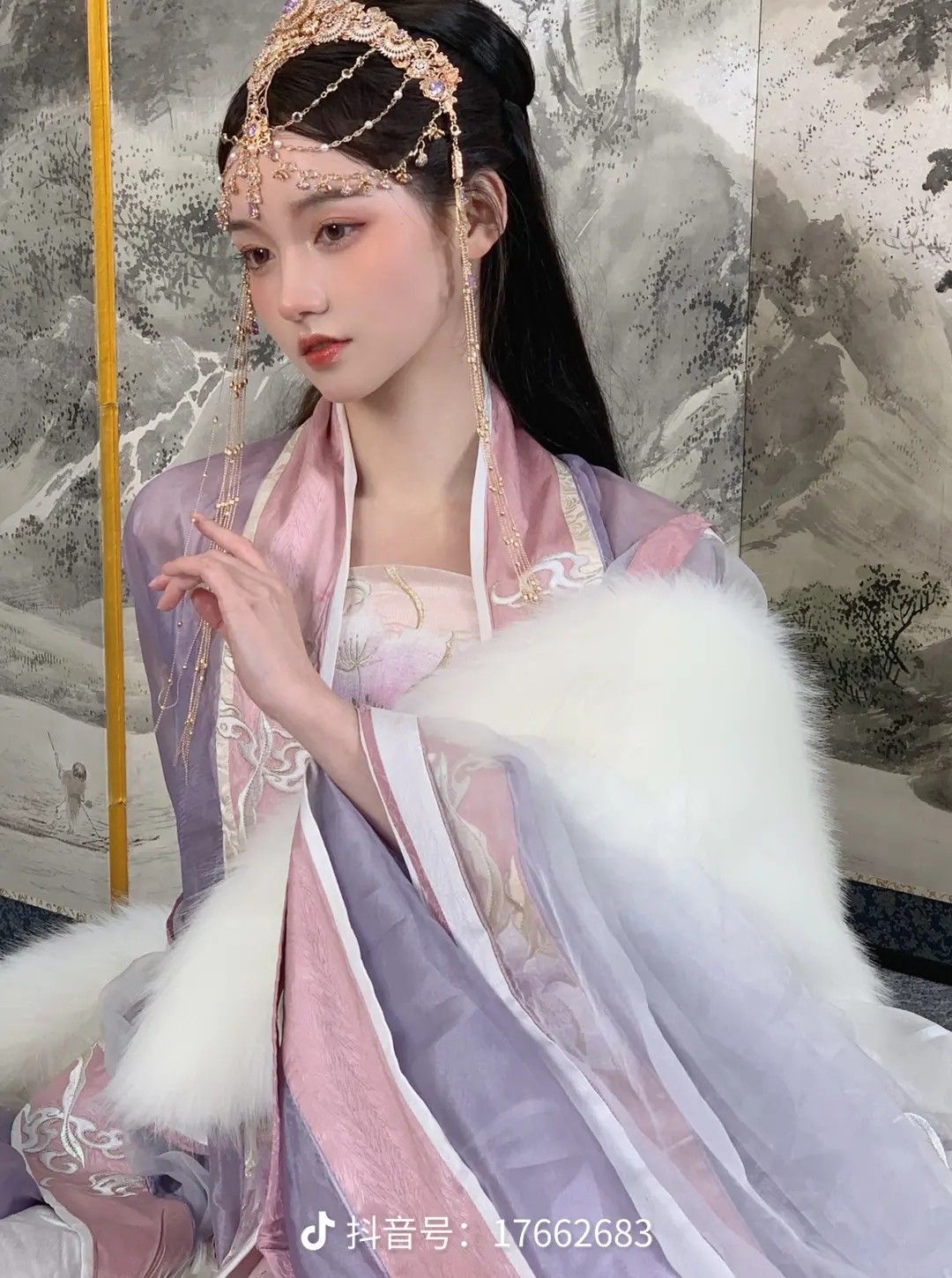 The Allure of Long Necklaces in Chinese Traditional Clothing The Allure of Long Necklaces in Chinese Traditional Clothing
